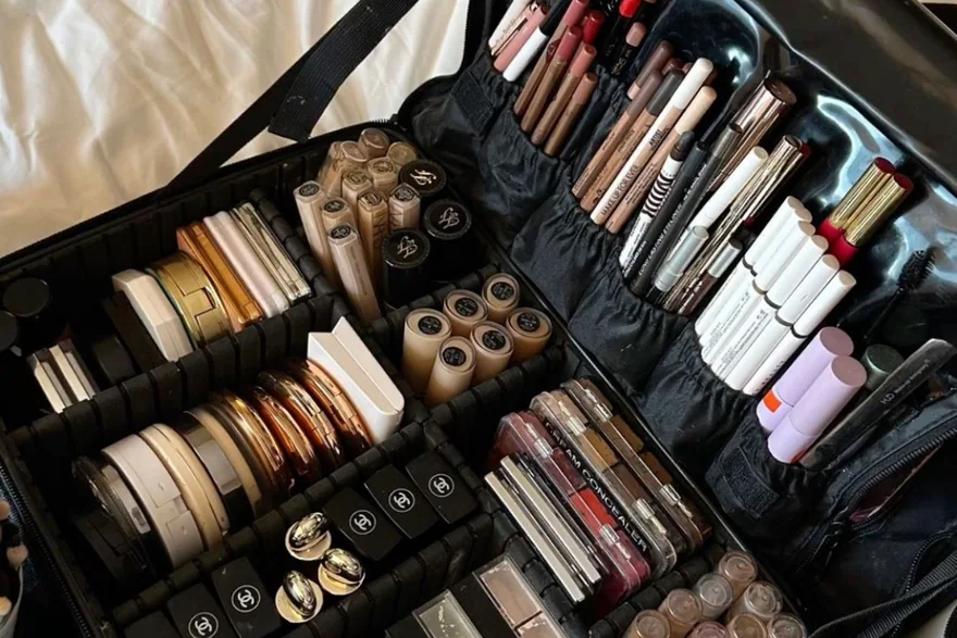 Makeup Bags for Performers — Toiletry bag and cosmetic pouch specification