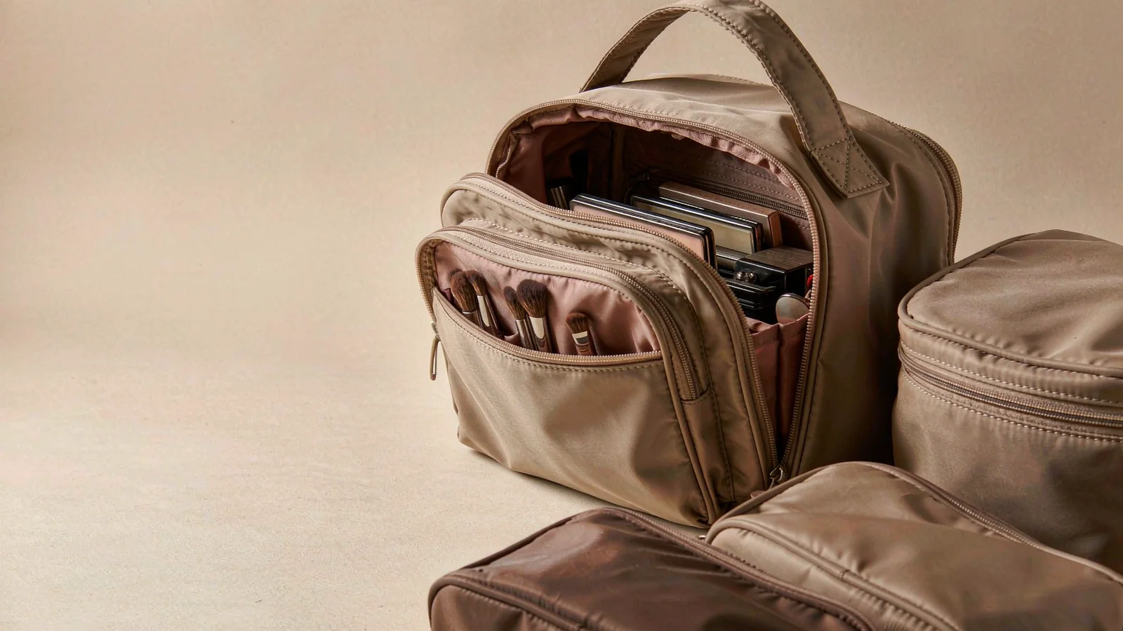 Makeup Bags Guide — custom cosmetic bag programme hero